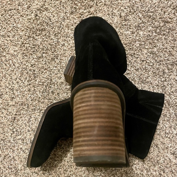 LUCKY BRAND JICOLE Black SUEDE SLIP ON ANKLE BOOTS Like New size 7.5 - Picture 3 of 8